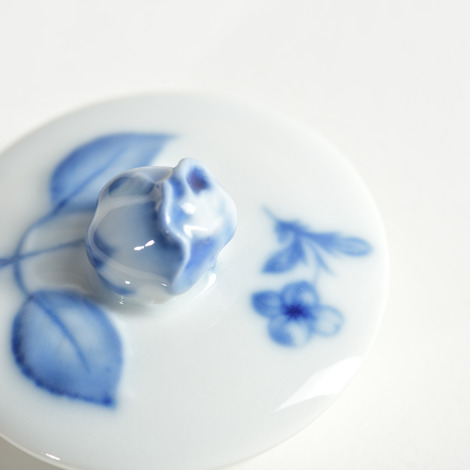 Pretty rosebud lid