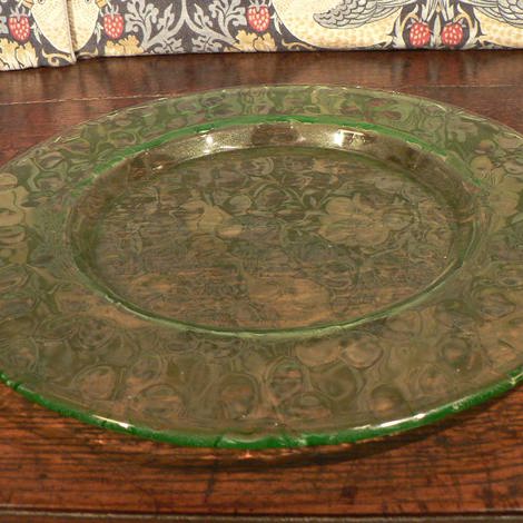 Round serving plate